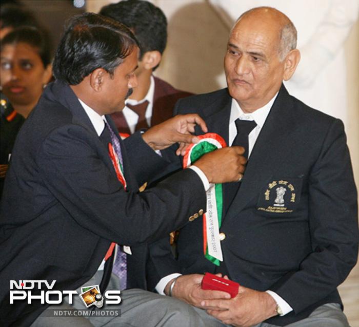 MSD is only the second Indian cricketer to have received the Rajiv Gandhi Khel Ratna award, the highest honour given for achievements in sports. He got the award in 2008. His award was collected by his father Shri Pan Singh.