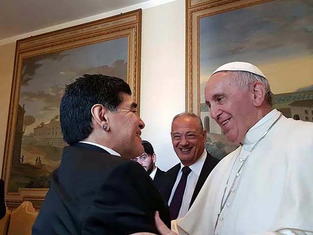 Photo : Diego Maradona, Juan Sebastian Veron's Bust Up Highlights Pope Francis' 'Peace Match'