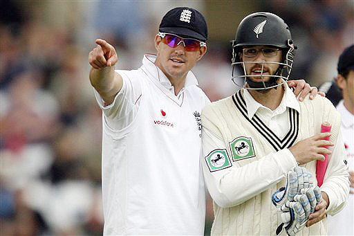 England's Kevin Pietersen points out something in the crowd to New Zealand's Daniel Vettori during the second day of their 3rd Test match, Trent Bridge Stadium in Nottingham, England on June 6, 2008. Day 2: England vs New Zealand, 3rd Test