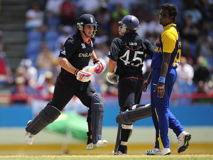 Craig Kieswetter (L) and Michael Lumb score as Sri Lankan bowler Angelo Mathews reacts during the ICC World Twenty20 first semifinal match. (AFP Photo) WT20: Eng vs SL