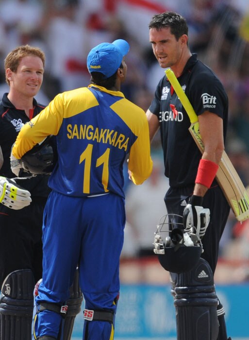 Sri Lankan captain Kumar Sangakkara exchanges greetings with England cricketers Eoin Morgan (L) and Kevin Pietersen after the ICC World Twenty20 first semifinal match. England won by 7 wickets to qualify for the final. (AFP Photo) WT20: Eng vs SL