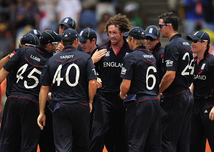 English bowler Ryan Sidebottom (C) celebrates with teammates after taking the wicket of Sri Lankan batsman Sanath Jayasuriya during the ICC World Twenty20 first semifinal match. (AFP Photo) WT20: Eng vs SL