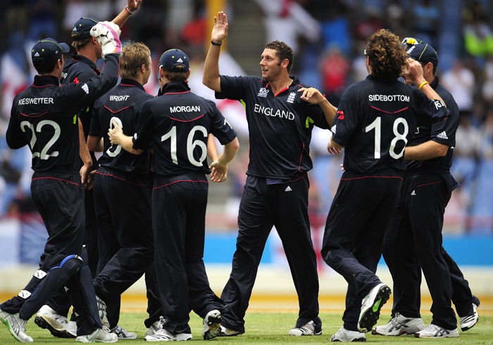 English bowler Tim Bresnan (C) celebrates with teammates after taking the wicket of Sri Lankan batsman Tillakaratne Dilshan during the ICC World Twenty20 first semifinal match. (AFP Photo) WT20: Eng vs SL