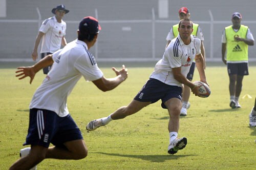 Kevin Pietersen (right) plays rugby with teammates during a practice session at The Brabourne Cricket Stadium in Mumbai on November 8, 2008. England are scheduled to play seven One-day Internationals and two Test matches with India starting November 14. (AFP Photo) England prepare for India battle