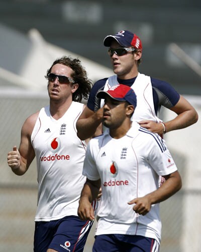 Ryan Sidebottom (left) Stuart Broad (centre) and Ravi Bopara (front) jog during a practice session at The Brabourne Cricket Stadium in Mumbai on November 8, 2008. England are scheduled to play seven one-day internationals and two Test matches with India starting November 14. (AFP Photo) England prepare for India battle