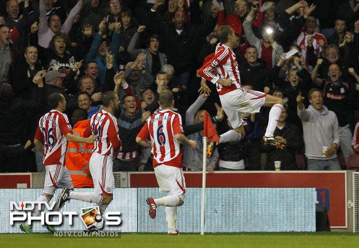 It was a hard-fought game but in the end Peter Crouch's header from point blank range cancelled out Nani's brilliant opener to leave the champions level with local rivals Manchester City with 16 points from 6 games. (AFP Photo) EPL Match-Week 6