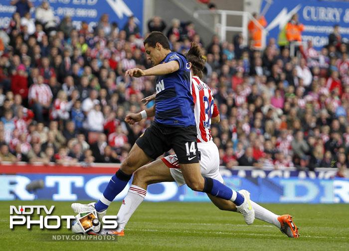 Stoke City had a rather nervous moment in the early minutes of the game. With Javier Hernandez through on goal with just the goalkeeper to beat, Jonathan Woodgate put in a last minute challenge from behind to stop the Mexican risking a penalty and a red card. The referee however waved off the appeals as Jernandez had to be substituted because of an injury. (AFP Photo) EPL Match-Week 6