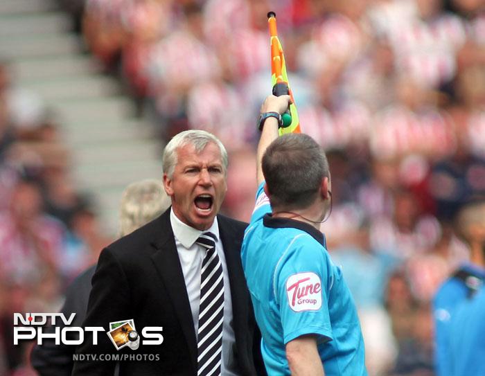 Newcastle United manager Alan Pardew reacts during the English Premier League football match between Sunderland and Newcastle United. (AFP Photo) EPL 2011: Match-Week 2