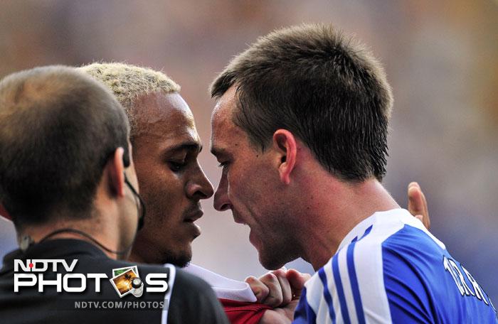 Chelsea's English defender John Terry (R) clashes with West Bromwich Albion's Nigerian striker Peter Odemwingie. (AFP Photo) EPL 2011: Match-Week 2