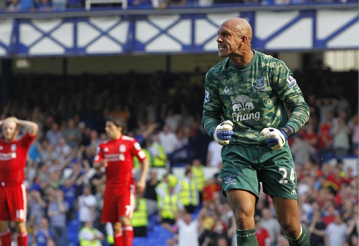 Tim Howard made a penalty save to deny Liverpool a first half opener and keep Everton in tact who lost Jack Rodwell on a rather harsh decision. (AFP Photo) EPL 2011: Match-Week 7