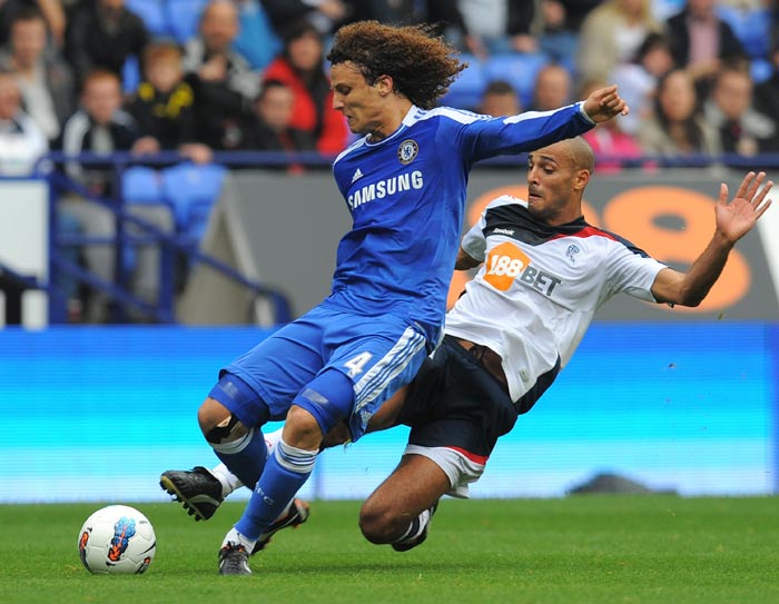 Chelsea's Brazilian defender David Luiz (L) vies with Bolton Wanderers' English forward Darren Pratley. (AFP Photo) EPL 2011: Match-Week 7