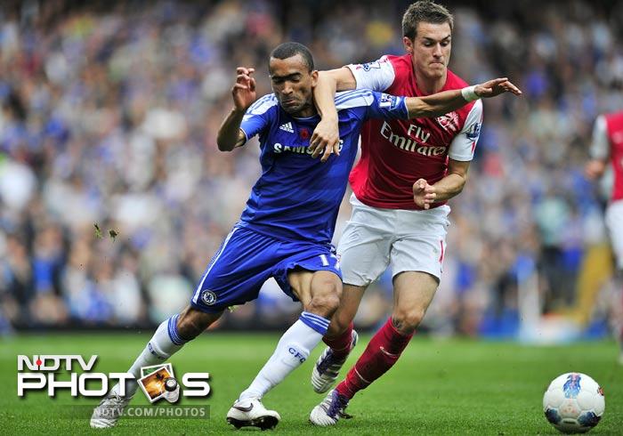The lead then changed hands twice with both teams replying to going down. The match was locked at 3-3 at 80 minutes after Juan Mata's scorcher rattled the net. (AFP Photo) EPL 2011: Match-Week 10