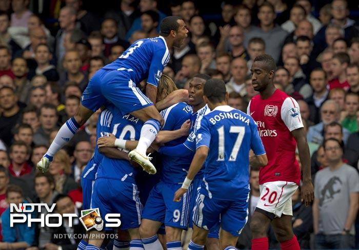 Chelsea took the lead in the 14th minute through Frank Lampard but Arsenal's Robin Van Persie equalised. (AFP Photo) EPL 2011: Match-Week 10