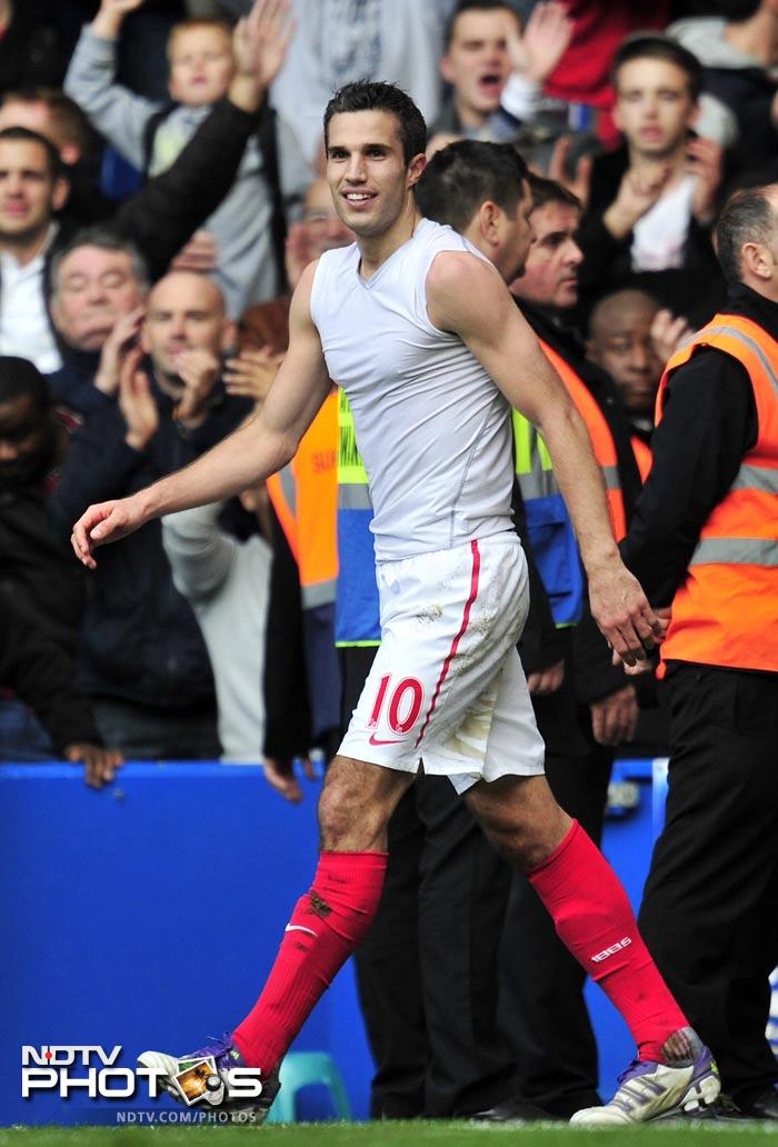 Van Persie took advantage and soon went on to score a hat trick to help Arsenal beat Chelsea 5-3, quite a convincing scoreline in the end. (AFP Photo) EPL 2011: Match-Week 10