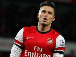 Photo : Giroud brace helps Arsenal extend lead at top