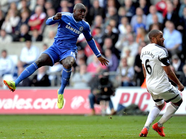 Photo : EPL: Nervy Chelsea stay alive in title race