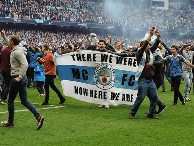 Photo : Fans party hard after Manchester City claim EPL title