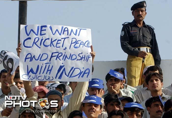 <i>ऐसी दीवानगी देखी नहीं कहीं</i>: भारत-पाक क्रिकेट फैंस की यादगार तस्वीरें