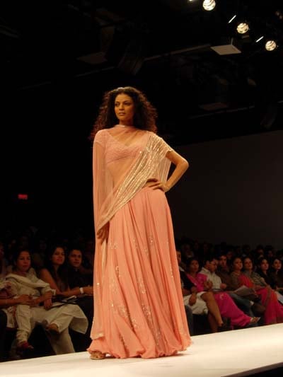 Noyonika poses for the photographers Fashion finale