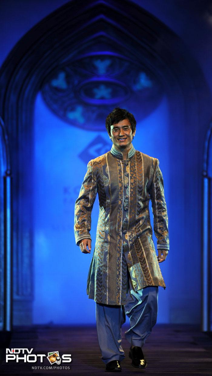 Bhaichung Bhutia displays designer Manish Malhotra's creation as he walked the ramp during Kolkata Fashion Week in 2009.
