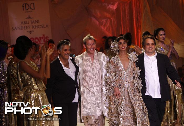 Brett Lee sashayed on the ramp in a creation by designer duo Abu Jani and Sandeep Khosla along with socialite Shweta Bachchan Nanda at Delhi Couture Week.
