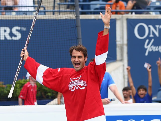 Photo : Roger Federer Has a Ball on the Hockey Rink
