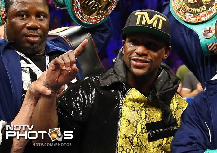 Floyd Mayweather (Pro boxing) - Total Earnings: $34 million (approx. Rs 193 crore)
Salary/winnings: $34 million 
Endorsements: $0