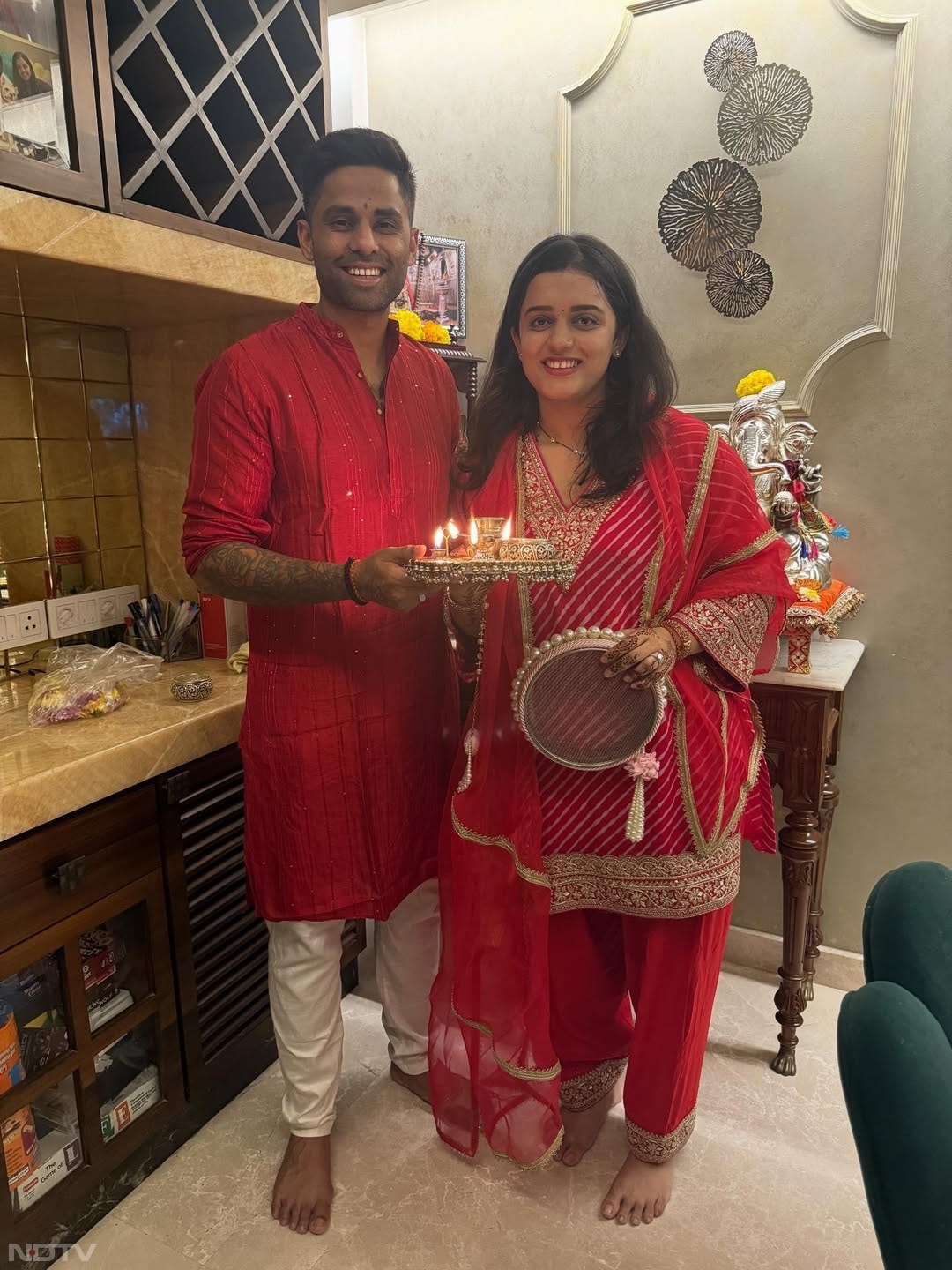 देशभर में करवा चौथ का पर्व श्रद्धा और उत्साह के साथ मनाया गया. इस अवसर पर कई क्रिकेटरों की पत्नियों ने पारंपरिक रीति-रिवाजों के साथ इस पर्व को मनाया और देशवासियों को शुभकामनाएं दीं.