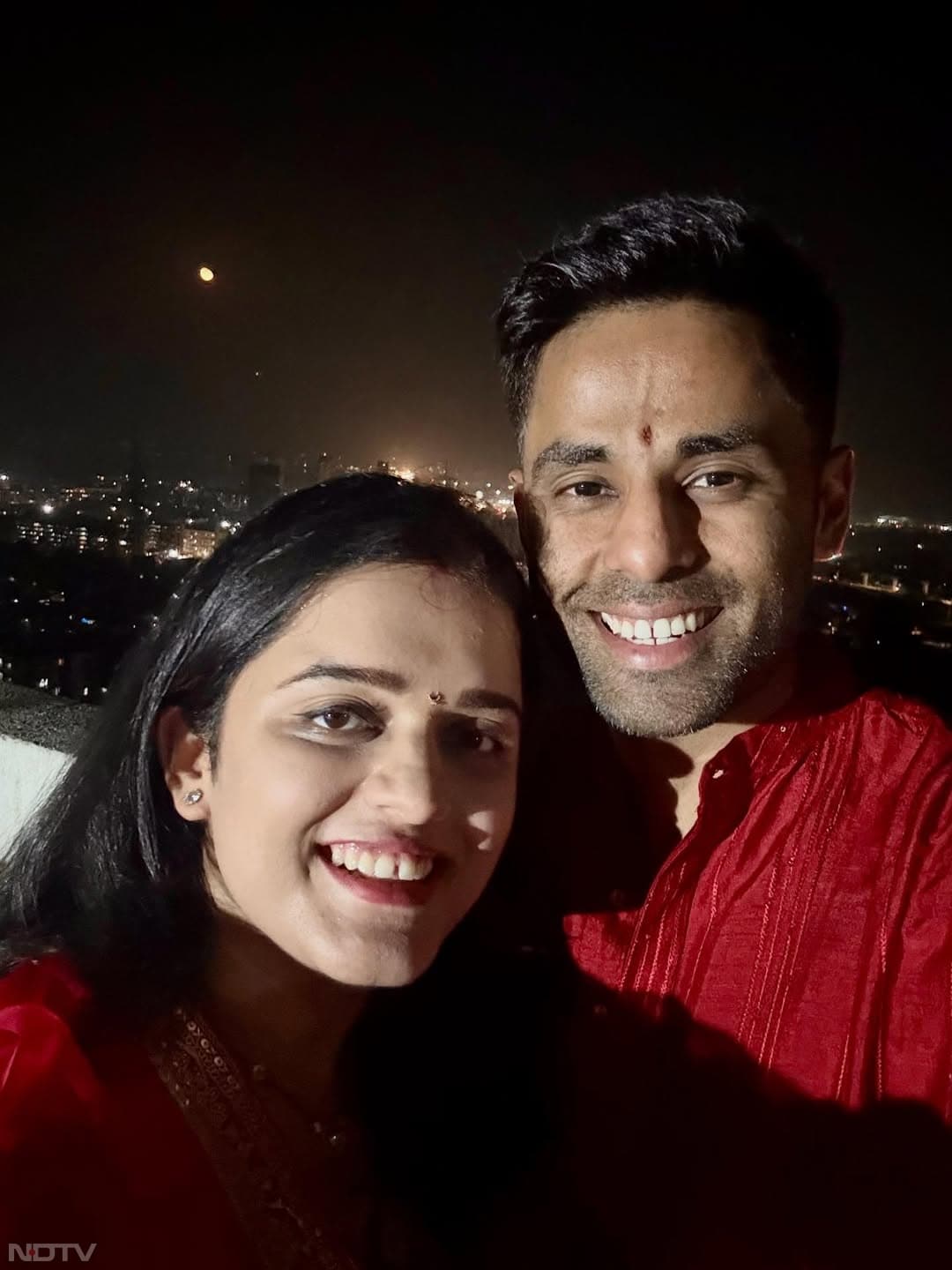 सूर्यकुमार यादव की पत्नी देविशा शेट्टी ने करवा चौथ की रस्में निभाईं और चंद्रमा के दर्शन के बाद अपना व्रत तोड़ा. इसकी उन्होंने तस्वीरें भी अपने सोशल मीडिया अकाउंट से साझा कीं.