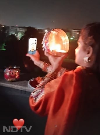तेज गेंदबाज उमेश यादव की पत्नी ने अपनी इंस्टा स्टोरी पर करवा चौथ की तस्वीरें लगाई हैं. उन्होंने चंद्रमा को अर्घ्य अर्पित कर व्रत पूरा किया.