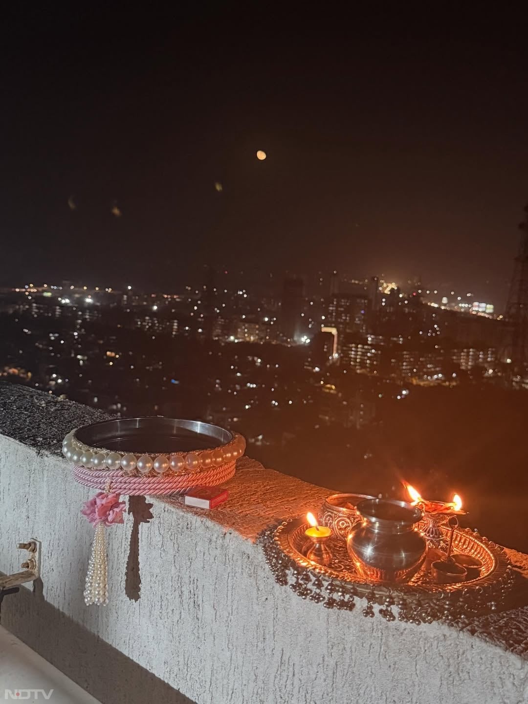करवा चौथ के इस पर्व ने न केवल राजनेताओं के परिवारों में, बल्कि पूरे देश में हर्षोल्लास का वातावरण बनाया.