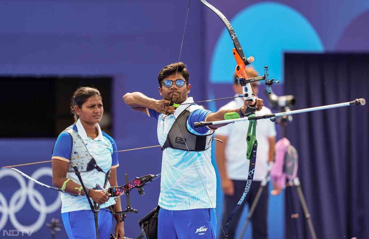 तीरंदाज अंकिता और धीरज की जोड़ी ने सेमीफाइनल में पहुंचकर इतिहास रचा था, लेकिन उन्हें सेमीफाइनल में किम वूजिन और लिम सिहियोन की दक्षिण कोरिया जोड़ी के खिलाफ हार का सामना करना पड़ा था. इस जोड़ी का सामना ब्रॉन्ज मैडल मैच के लिए अमेरिका के ब्रैडी एलिसन और केसी कॉफहोल्ड से हुआ और भारतीय जोड़ी को कांस्य पदक मैच में 2-6 से हार गई. भारत ने 37-38, 35-37, 38-34, 35-37 से मैच गंवाया. (फोटो: पीटीआई)