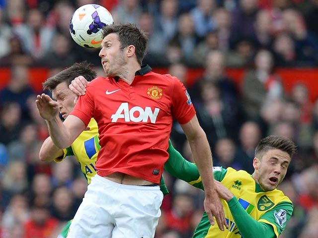 Ryan Giggs helps Manchester United beat Norwich