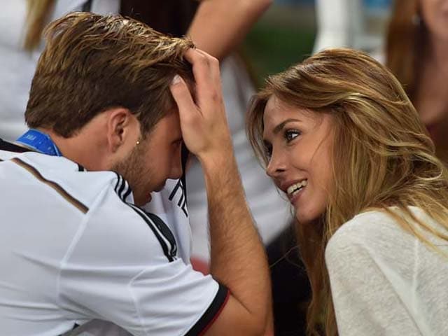 Photo : Mario Goetze and his Super Model Girlfriend Bask in World Cup Glory