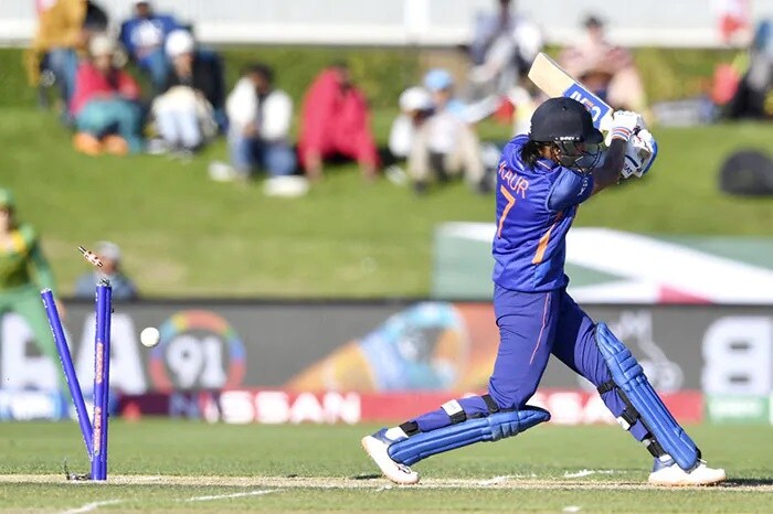 ICC Women's Cricket World Cup: दक्षिण अफ्रीका ने भारत को हराया, सेमीफाइनल के लिए क्वालीफाई नहीं कर पाई टीम इंडिया