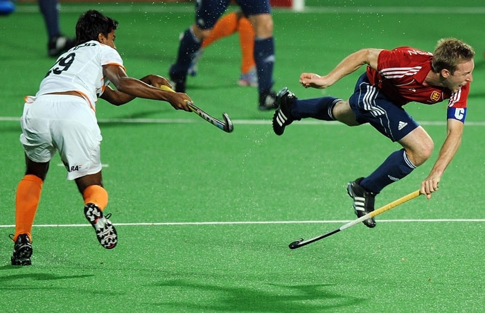 Indian hockey player Danish Mujtaba (L) tackles English hockey player Barry Middleton (R) during their World Cup 2010 match at the Major Dhyan Chand Stadium in New Delhi. (AFP Photo) Unbeaten England enter semis