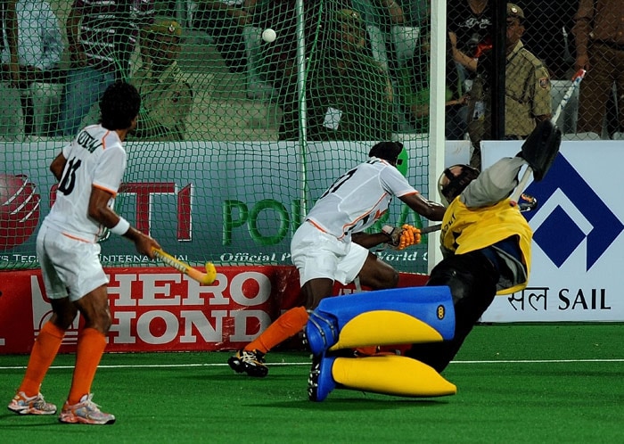 Indian hockey goalkeeper Adrian D'Souza (R) fails to stop a shot at goal during their World Cup 2010 match against England at the Major Dhyan Chand Stadium in New Delhi. (AFP Photo) Unbeaten England enter semis