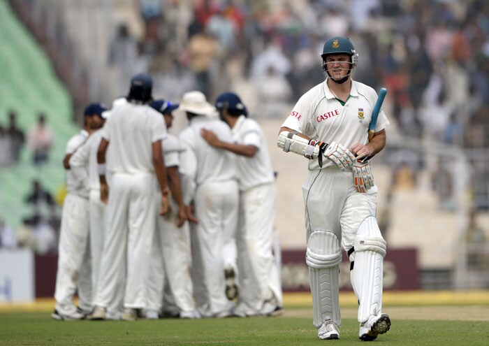 Playing with a fractured finger, Smith was thoroughly tested by Zaheer Khan who generated enough bounce and swing to trouble the batsman. (AFP Photo) India frustrated by rain delays