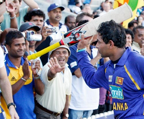 Tillakaratne Dilshan uses his bat to salute the crowd after their One-Day cricket international win over India in Canberra on Tuesday, February 12, 2008. 5th Match: India vs Sri Lanka