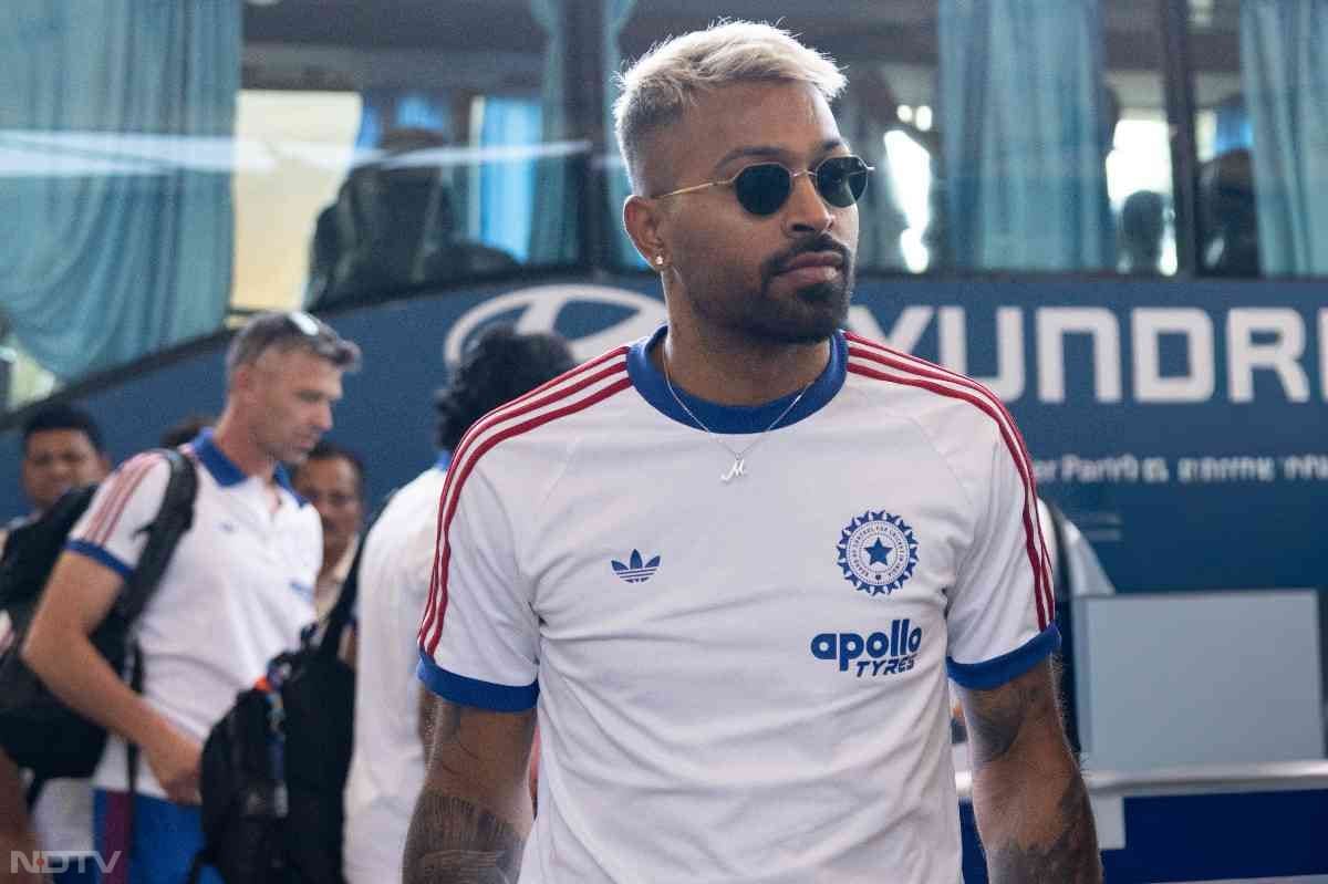 न्यूजीलैंड के खिलाफ फाइनल मैच के लिए अहमदाबाद पहुंची टीम इंडिया (फोटो क्रेडिट: X@BCCI)