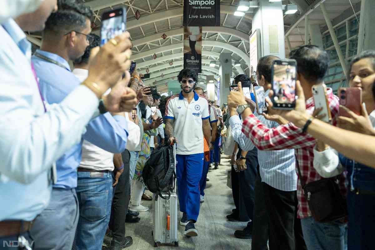 न्यूजीलैंड के खिलाफ फाइनल मैच के लिए अहमदाबाद पहुंची टीम इंडिया (फोटो क्रेडिट: X@BCCI)
