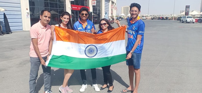 IND vs PAK: मैच से पहले भारत, पाकिस्तान के फैंस टीम का हौसला बढ़ाते आए नज़र