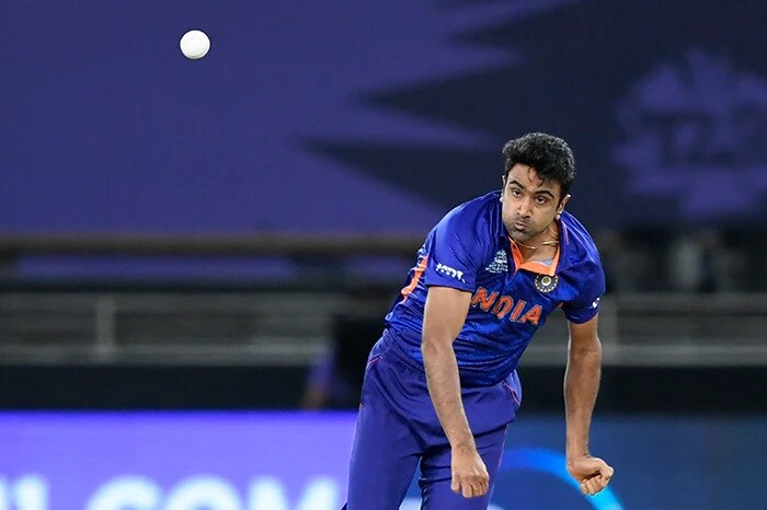 रविचंद्रन अश्विन ने नामीबिया के कप्तान गेरहार्ड इरास्मस, निकोल लॉफ्टी-ईटन और ज़ेन ग्रीन के विकेट लिए, जो 3/20 के स्कोर के साथ ख़त्म हुए.