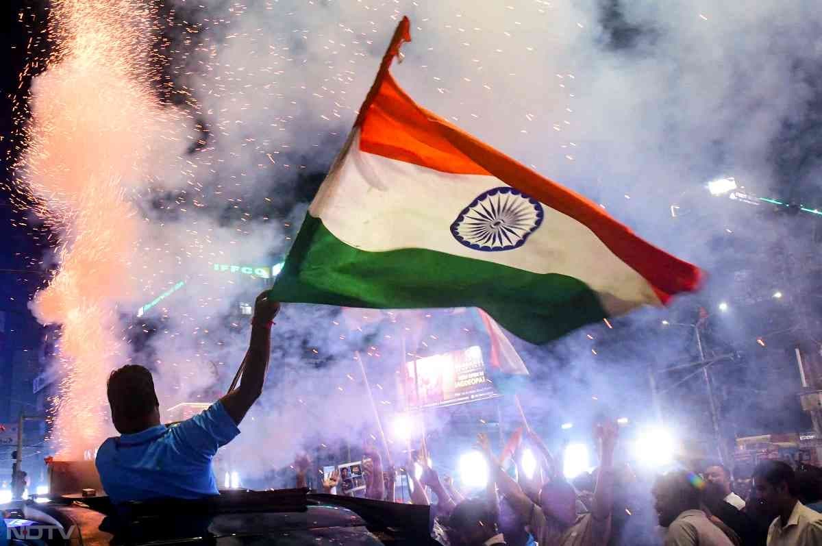 भारत की जीत के बाद खुशी से झूमे फैंस. देश के हर हिस्सों में जमकर मना जश्न