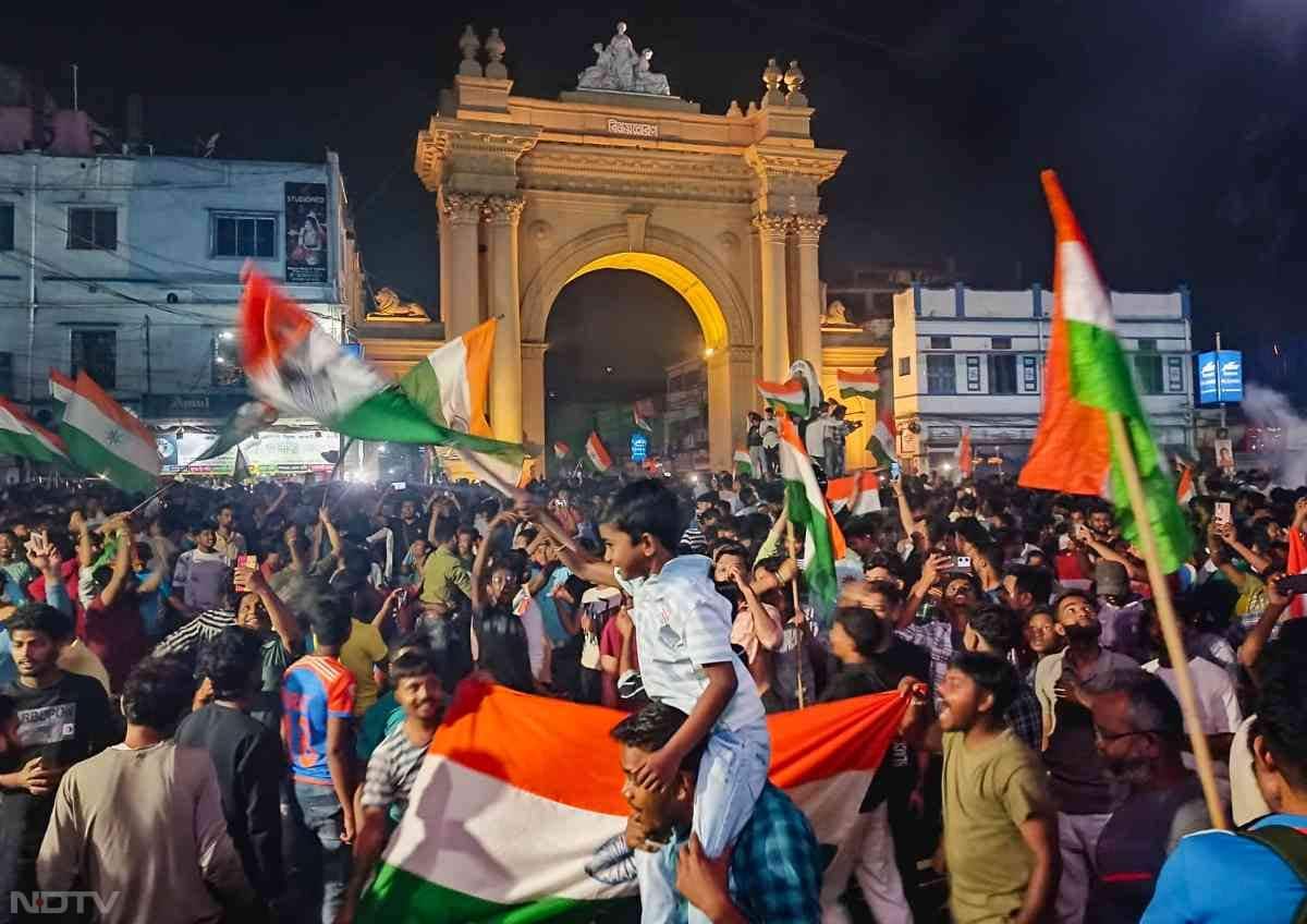 भारत की जीत के बाद खुशी से झूमे फैंस. देश के हर हिस्सों में जमकर मना जश्न