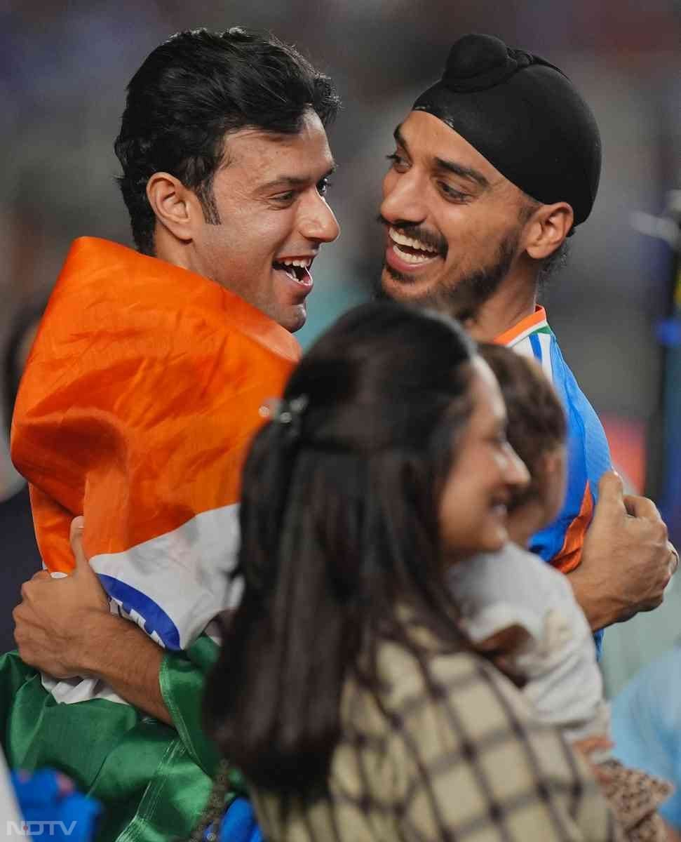 भारत की जीत के बाद खुशी से झूमे फैंस. देश के हर हिस्सों में जमकर मना जश्न