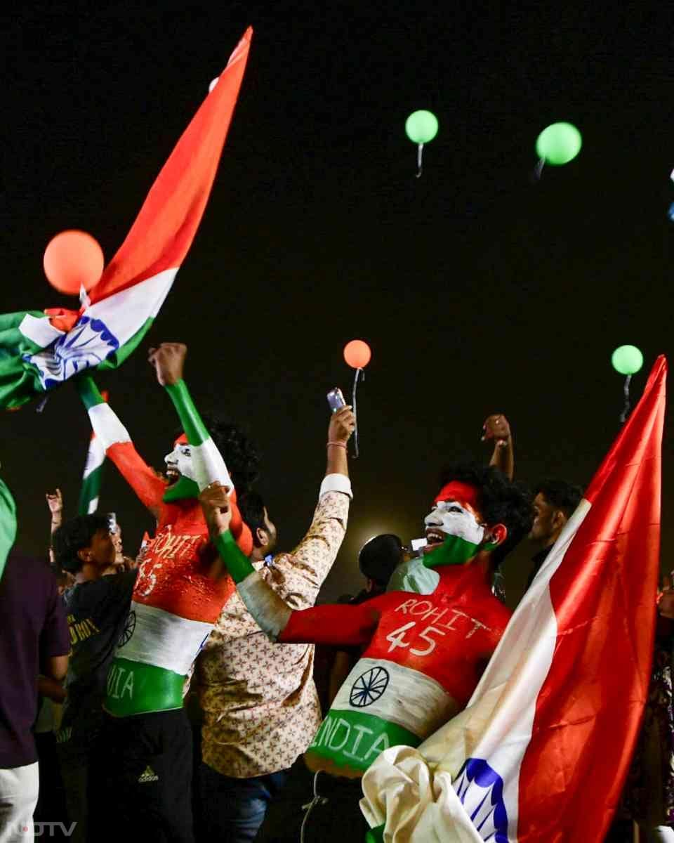 भारत की जीत के बाद खुशी से झूमे फैंस. देश के हर हिस्सों में जमकर मना जश्न
