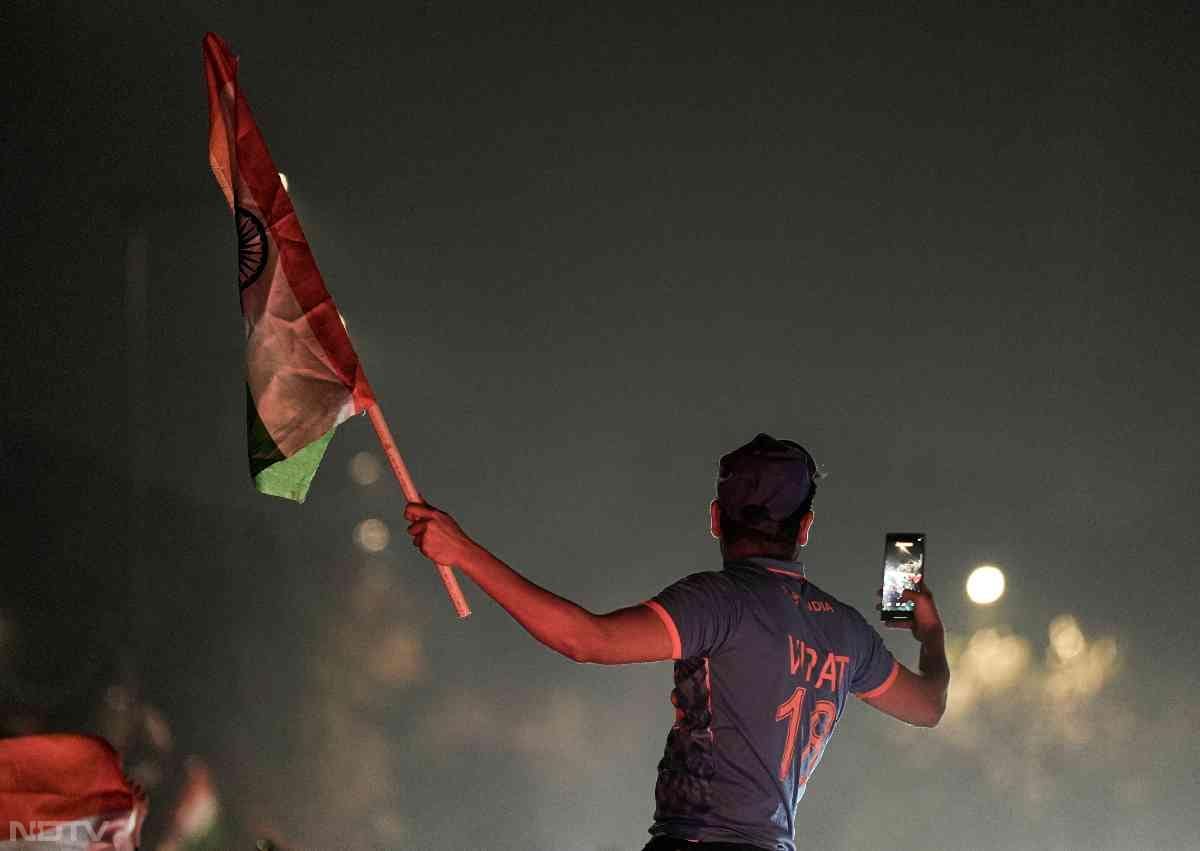 भारत की जीत के बाद खुशी से झूमे फैंस. देश के हर हिस्सों में जमकर मना जश्न