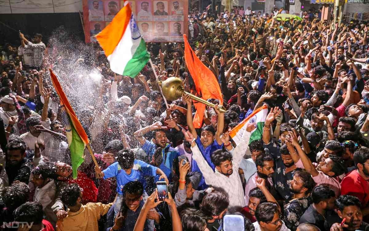 भारत की जीत के बाद खुशी से झूमे फैंस. देश के हर हिस्सों में जमकर मना जश्न