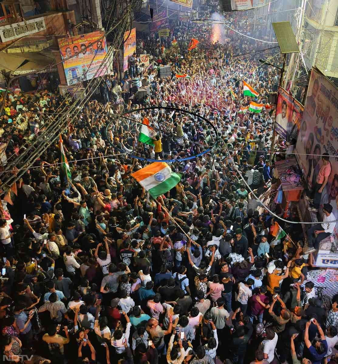 भारत की जीत के बाद खुशी से झूमे फैंस. देश के हर हिस्सों में जमकर मना जश्न